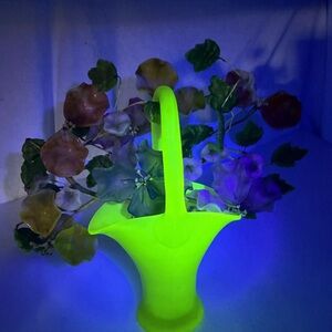 Vintage wrapped wire art glass arrangement centerpiece and uranium vase